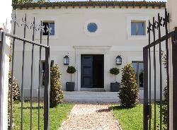 Entrada principal de la bodega